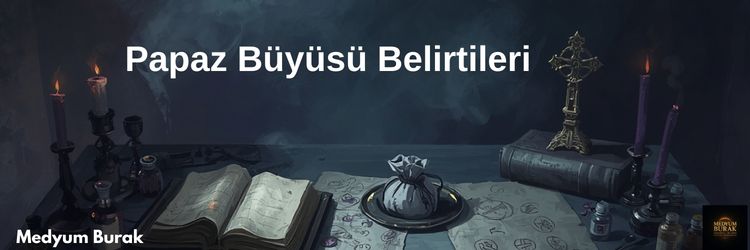 Bir masanın üzerinde kitaplar, bir örtü, şamdanlar ve bir haç ile dolu bir sahne.