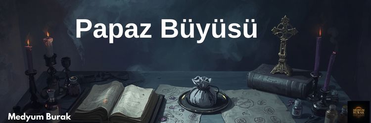 Papaz büyüsü temalı bir masa; üstünde açık bir defter, simgelerle dolu bir kağıt ve bir kese var. Arka planda mumlar ve bir haç görünmekte.